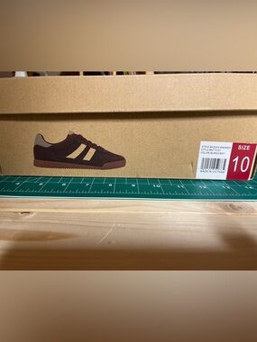 Steve Madden Burgundy and white Casual Sneaker NWT Women’s 10